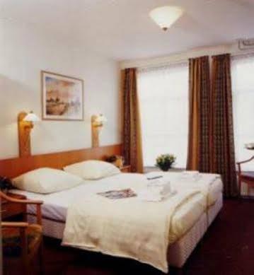 Amsterdam Hostel Uptown Bagian luar foto